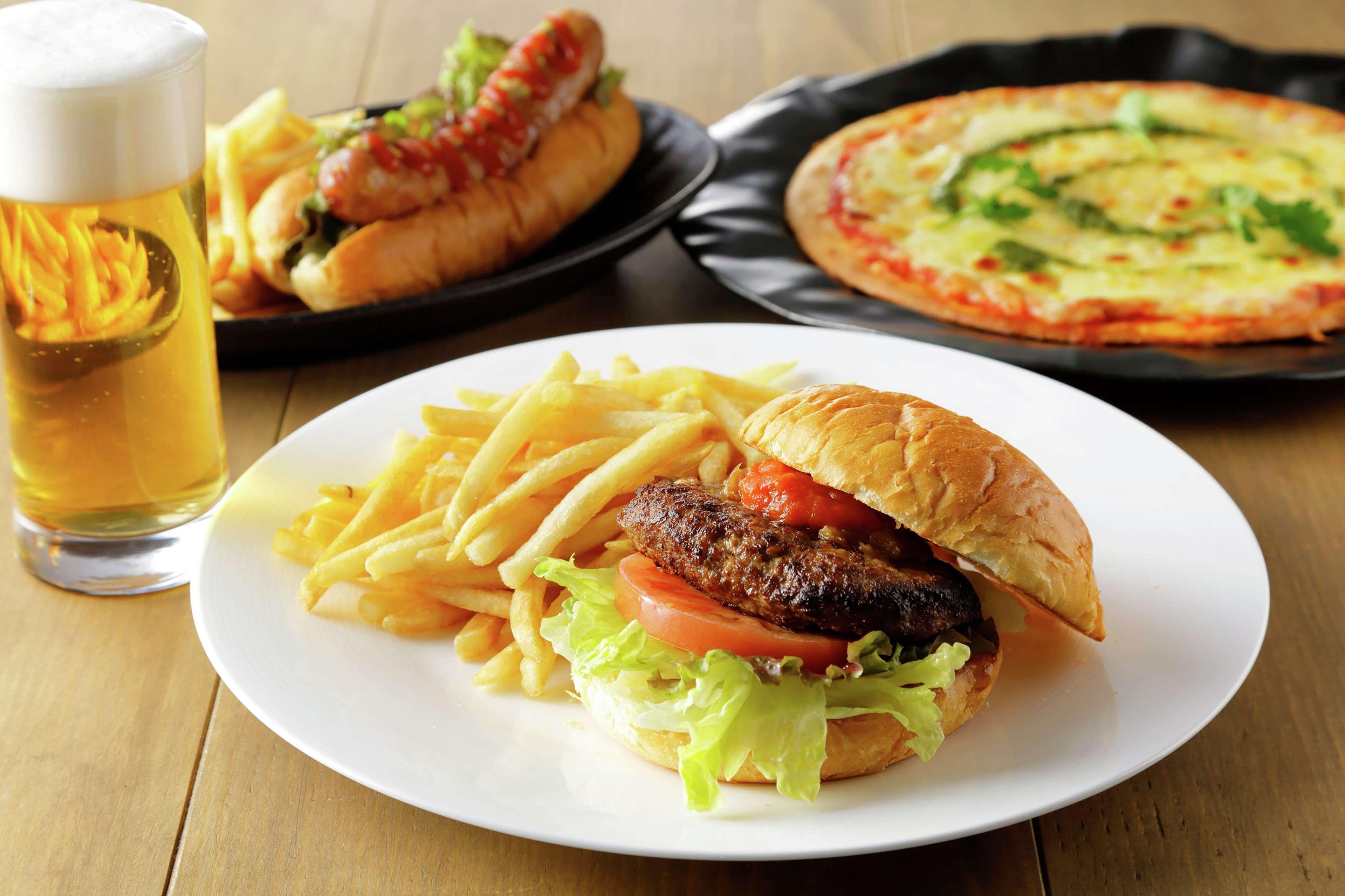 Hilton Niseko Village Dış mekan fotoğraf A hamburger with French fries