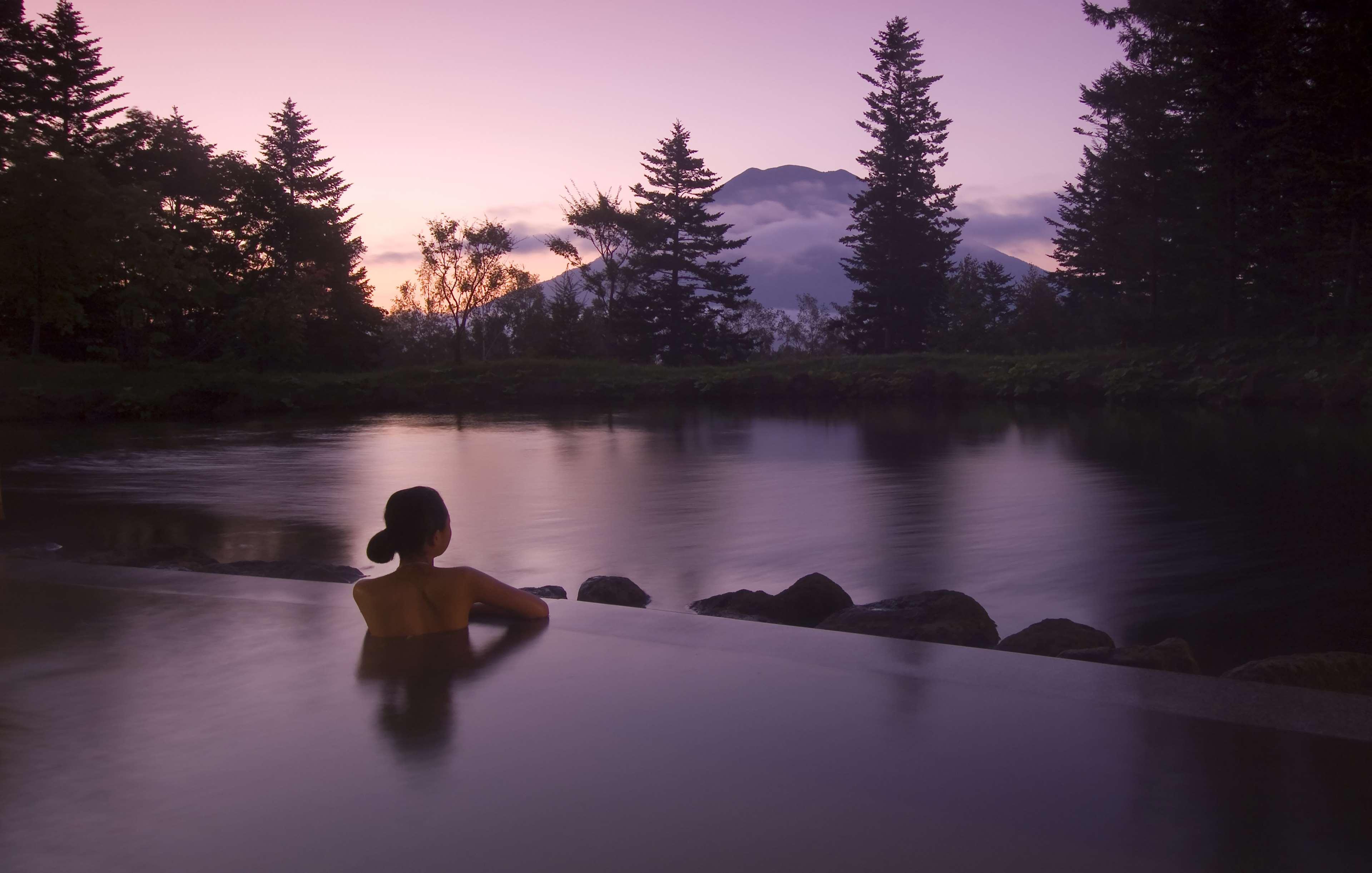 Hilton Niseko Village Dış mekan fotoğraf A woman bathing in the natural hot springs at the resort