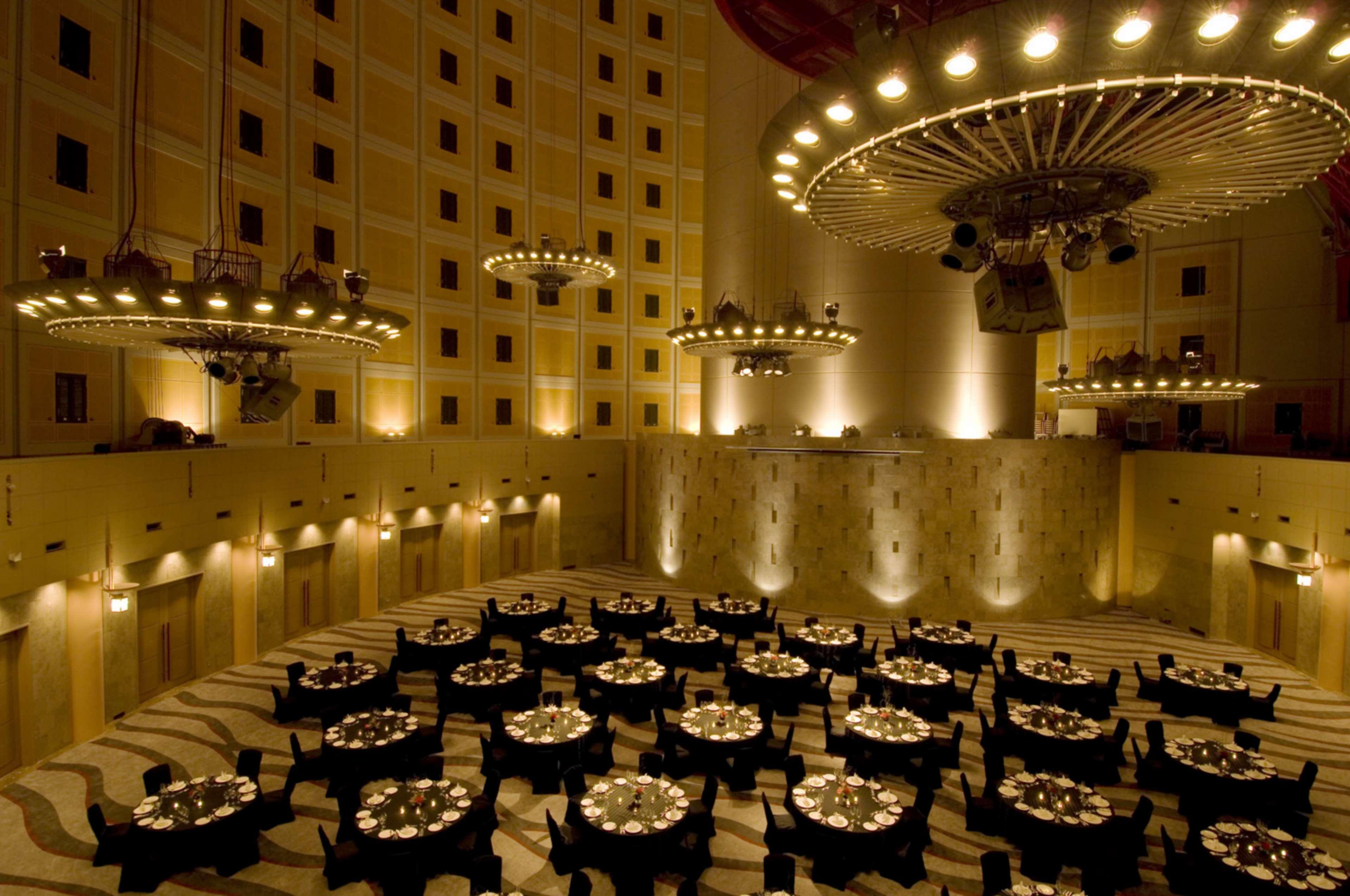 Hilton Niseko Village Restoran fotoğraf The interior of the United Nations General Assembly Hall