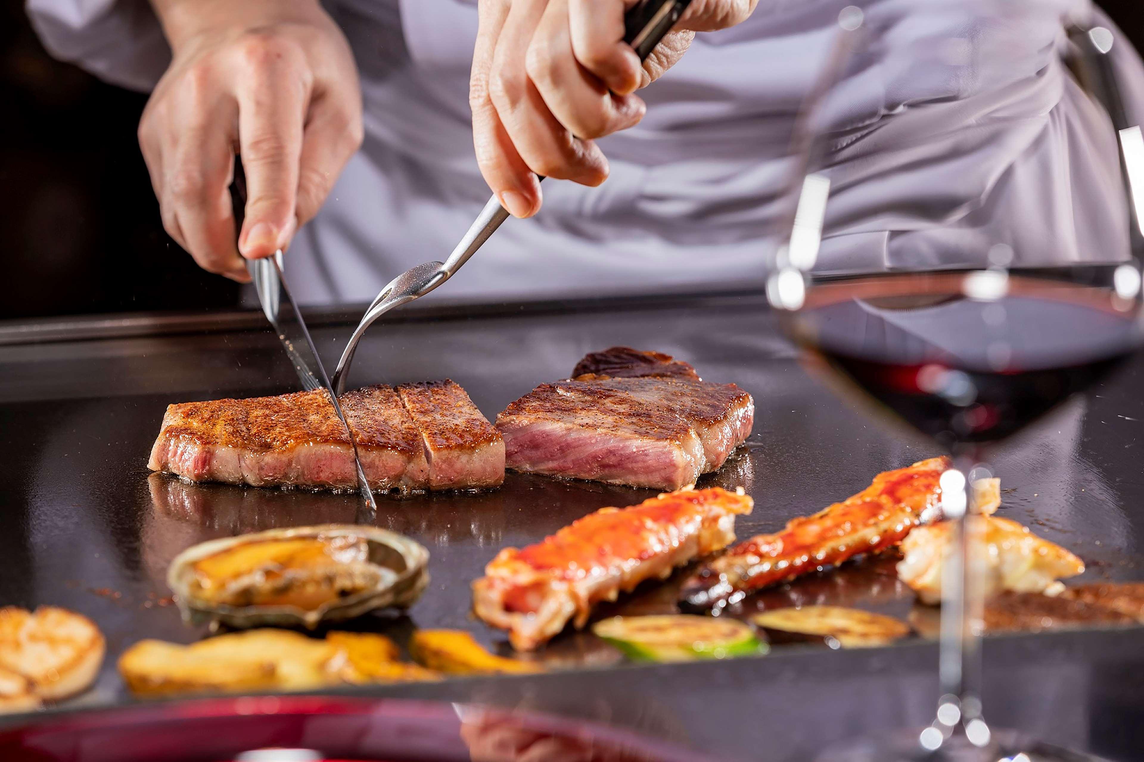 Hilton Niseko Village Dış mekan fotoğraf A chef preparing food