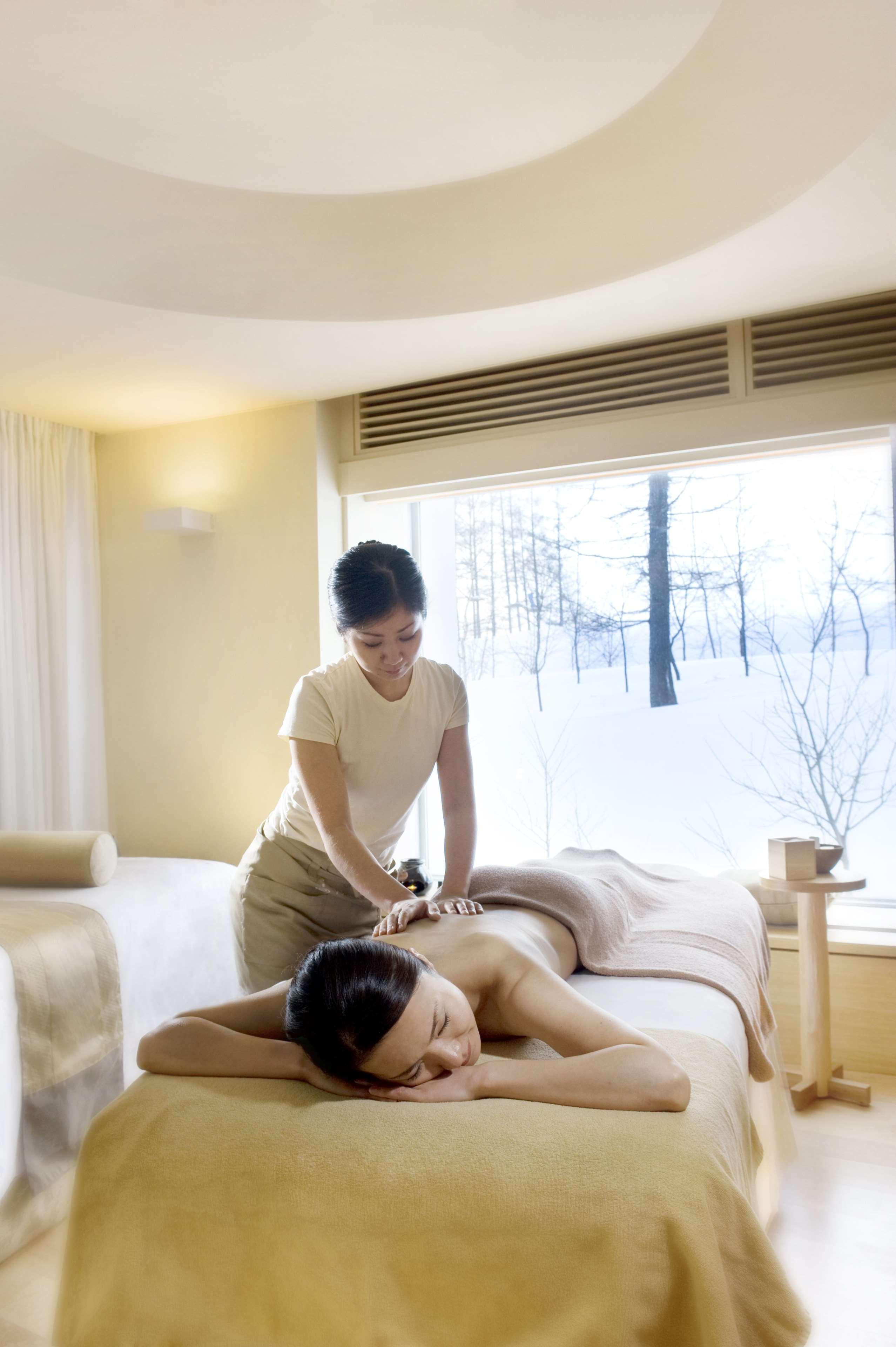 Hilton Niseko Village Dış mekan fotoğraf A woman receiving a massage