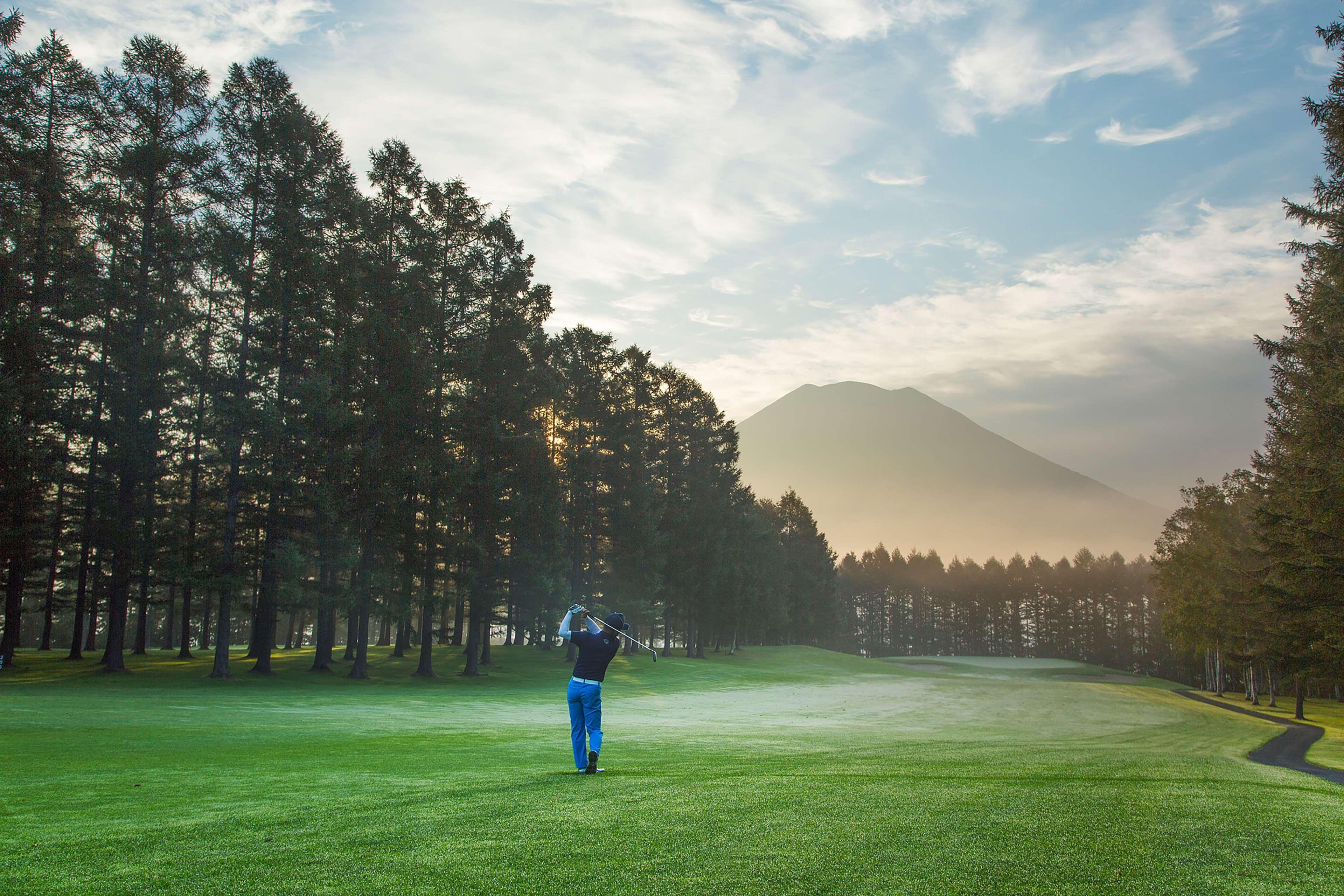 Hilton Niseko Village Dış mekan fotoğraf Golf course in the resort