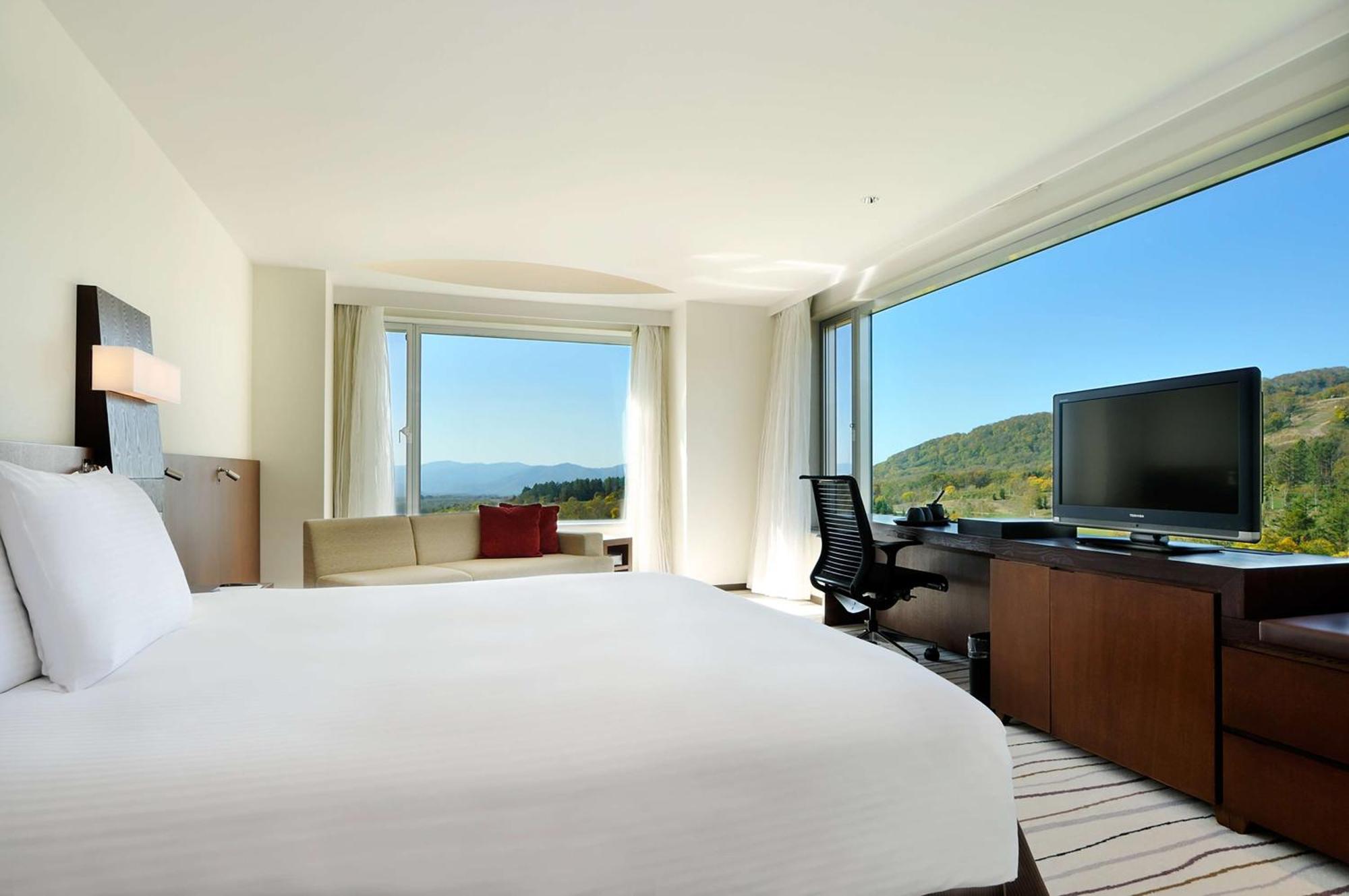 Hilton Niseko Village Dış mekan fotoğraf A guest room at the hotel