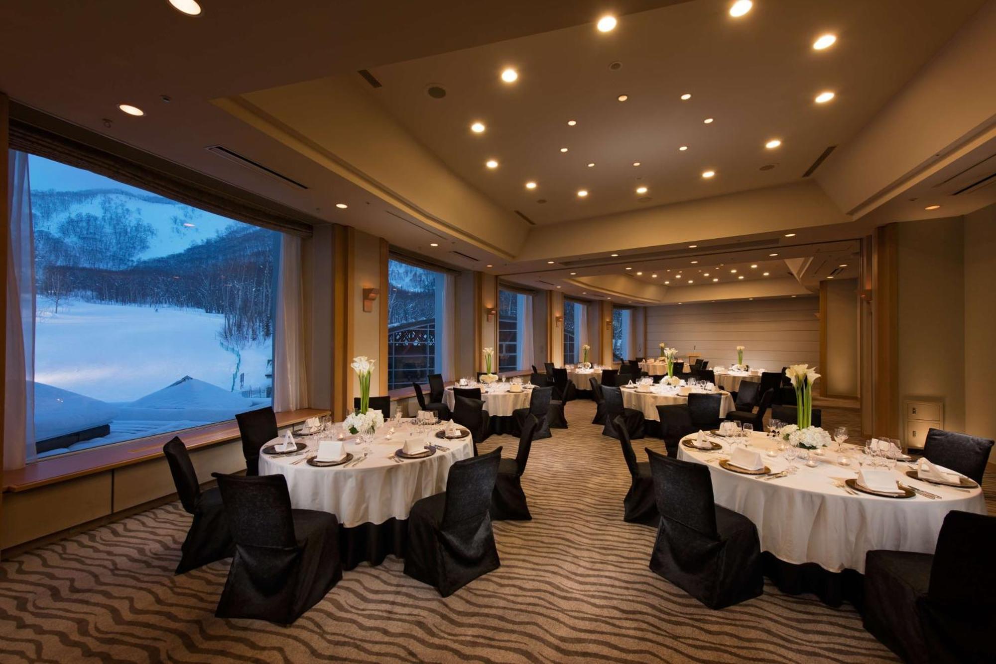 Hilton Niseko Village Dış mekan fotoğraf The dining room at the Ritz-Carlton, Nikko