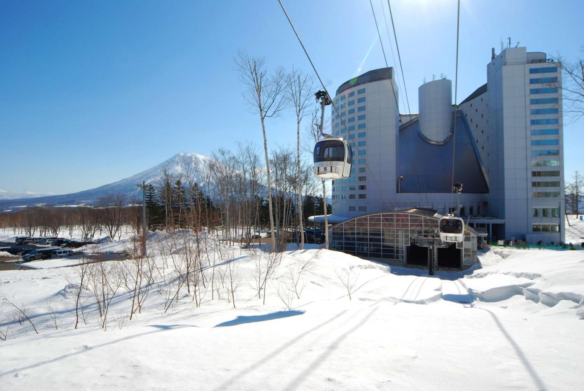 Hilton Niseko Village Dış mekan fotoğraf The resort's cable car